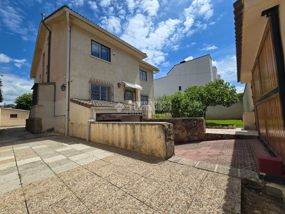 Exterior view of House or chalet for sale in Alcalá de Henares  with Swimming Pool and Balcony