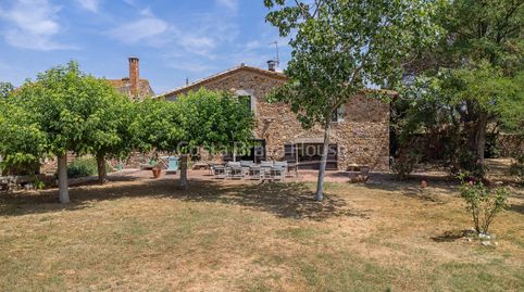 Masía catalogada del siglo XVII en venta entre Girona y la Costa Brava con jardín, piscina y encanto histórico, image 3