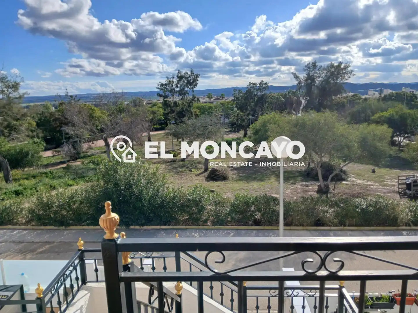 Vista exterior de Casa o xalet en venda en Orihuela amb Aire condicionat, Calefacció i Jardí privat
