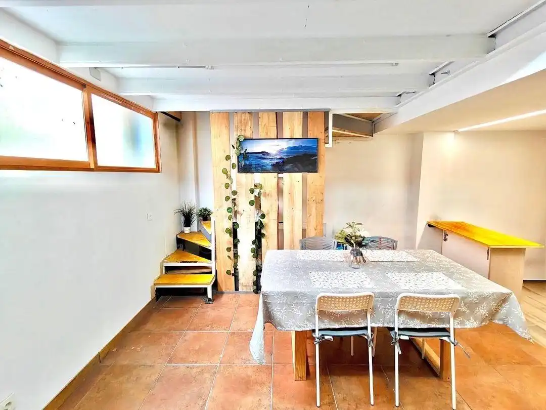 Ground floor for sale in Valencia  with Air Conditioner and Furnished