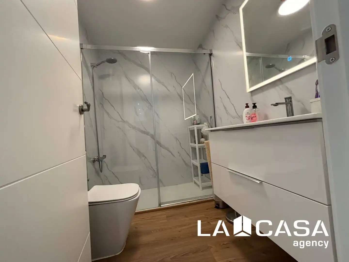 Baño de Piso en venta en Dos Hermanas con Terraza y Piscina