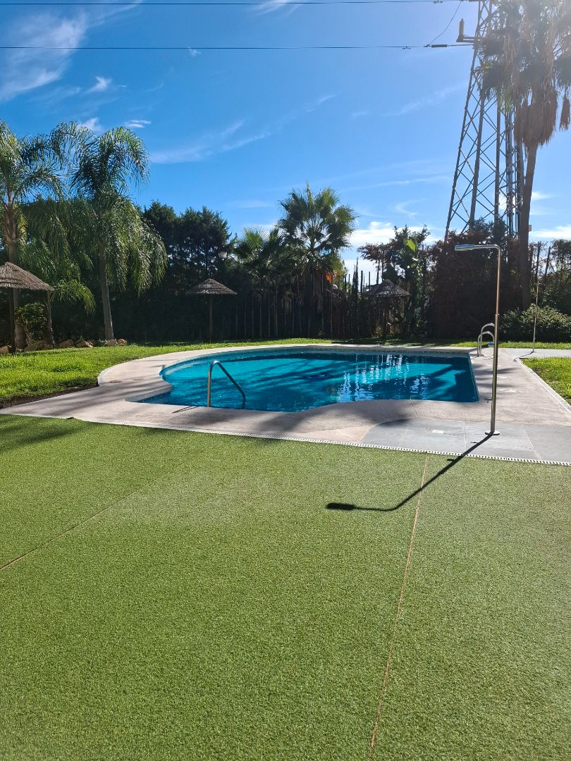 Piscina de Ático en venta en Fuengirola con Terraza, Trastero y Horno