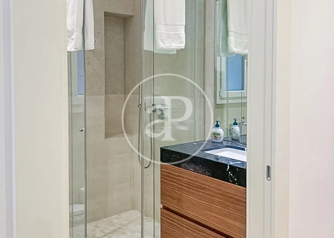 Badezimmer von Wohnung zur Miete in Madrid mit Klimaanlage, Heizung und Privatgarten