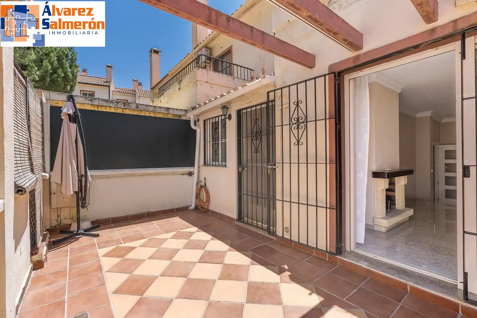 Vista exterior de Casa adosada en venda en Huétor Vega amb Calefacció