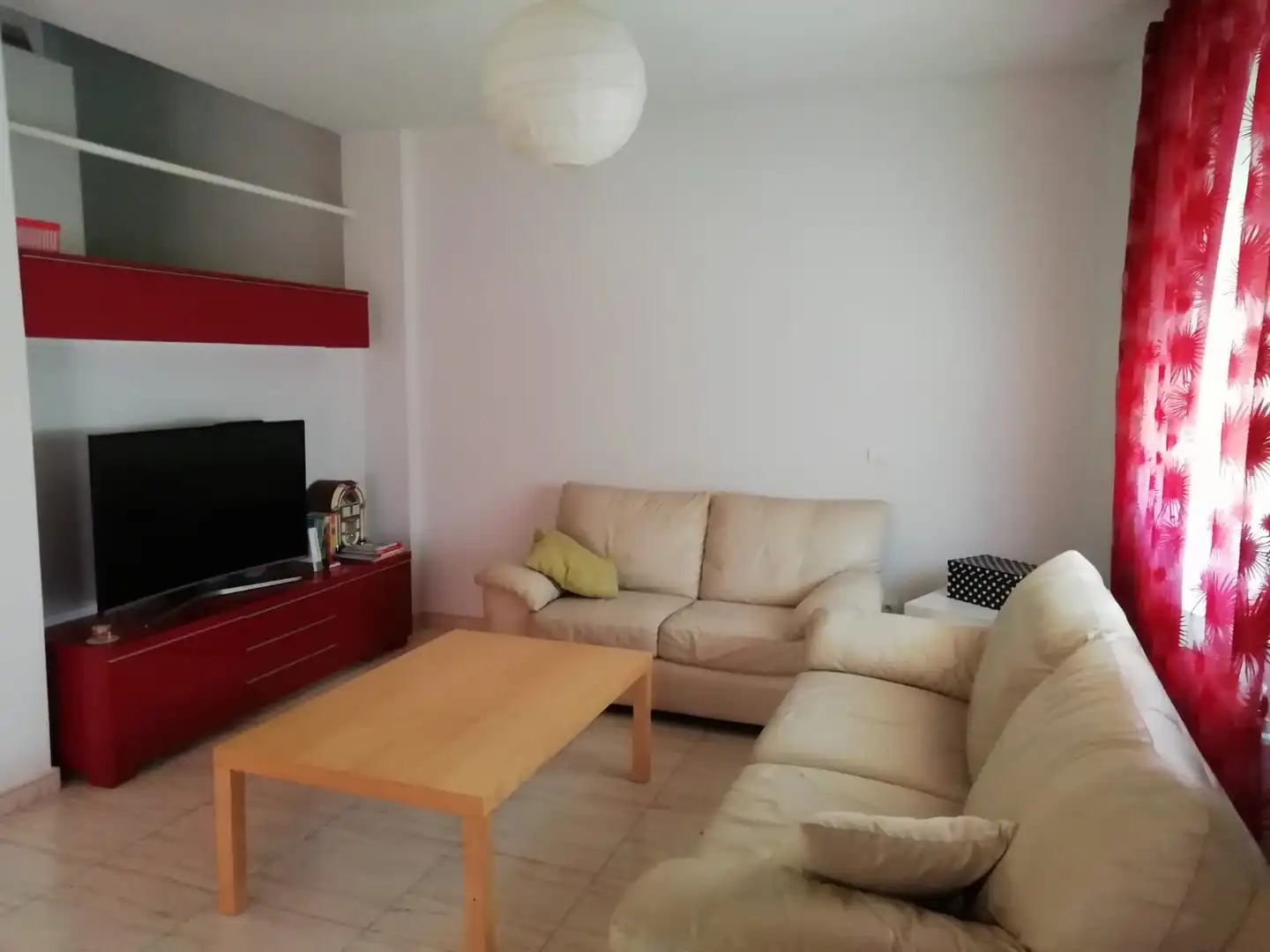 Wohnzimmer von Einfamilien-Reihenhaus zum Verkauf in Cubas de la Sagra mit Klimaanlage, Heizung und Privatgarten