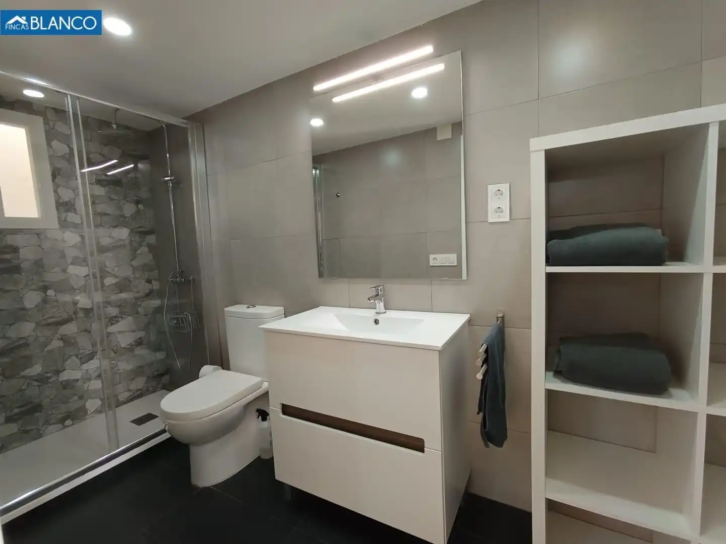 Bathroom of Attic for sale in L'Hospitalet de Llobregat  with Heating, Parquet flooring and Terrace