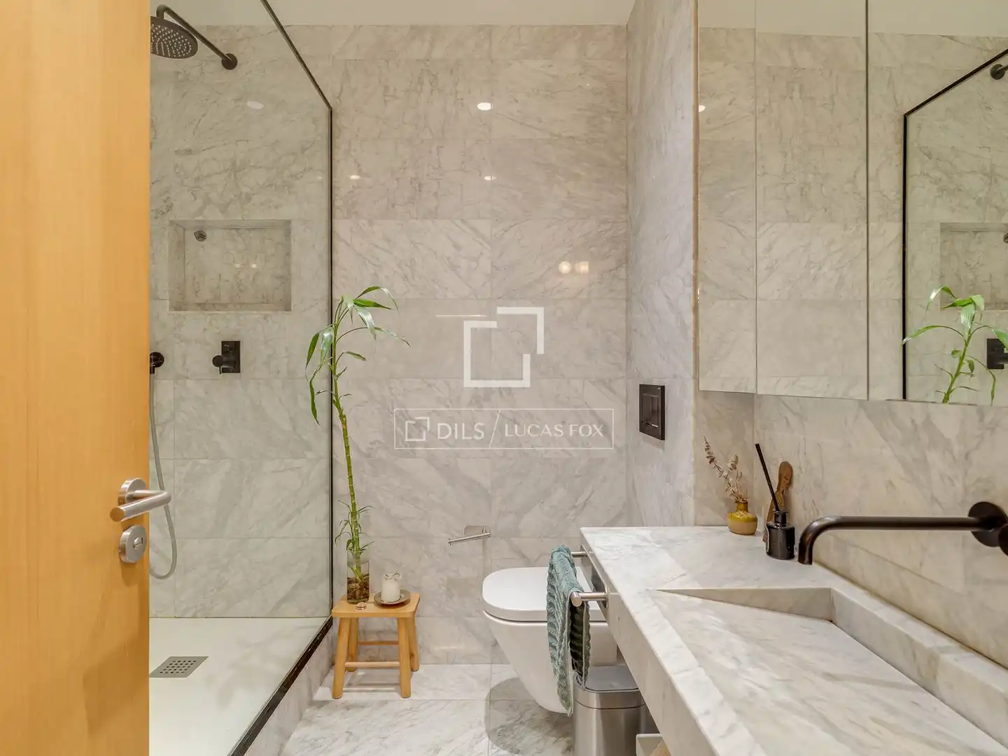 Badezimmer von Wohnung zum Verkauf in Barcelona mit Klimaanlage, Heizung und Parkett