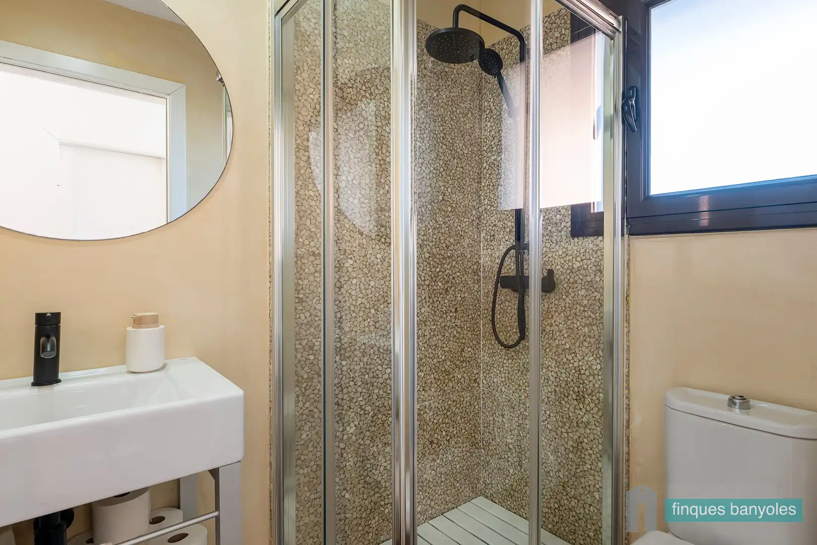 Baño de Casa adosada en venta en Porqueres con Aire acondicionado, Calefacción y Jardín privado