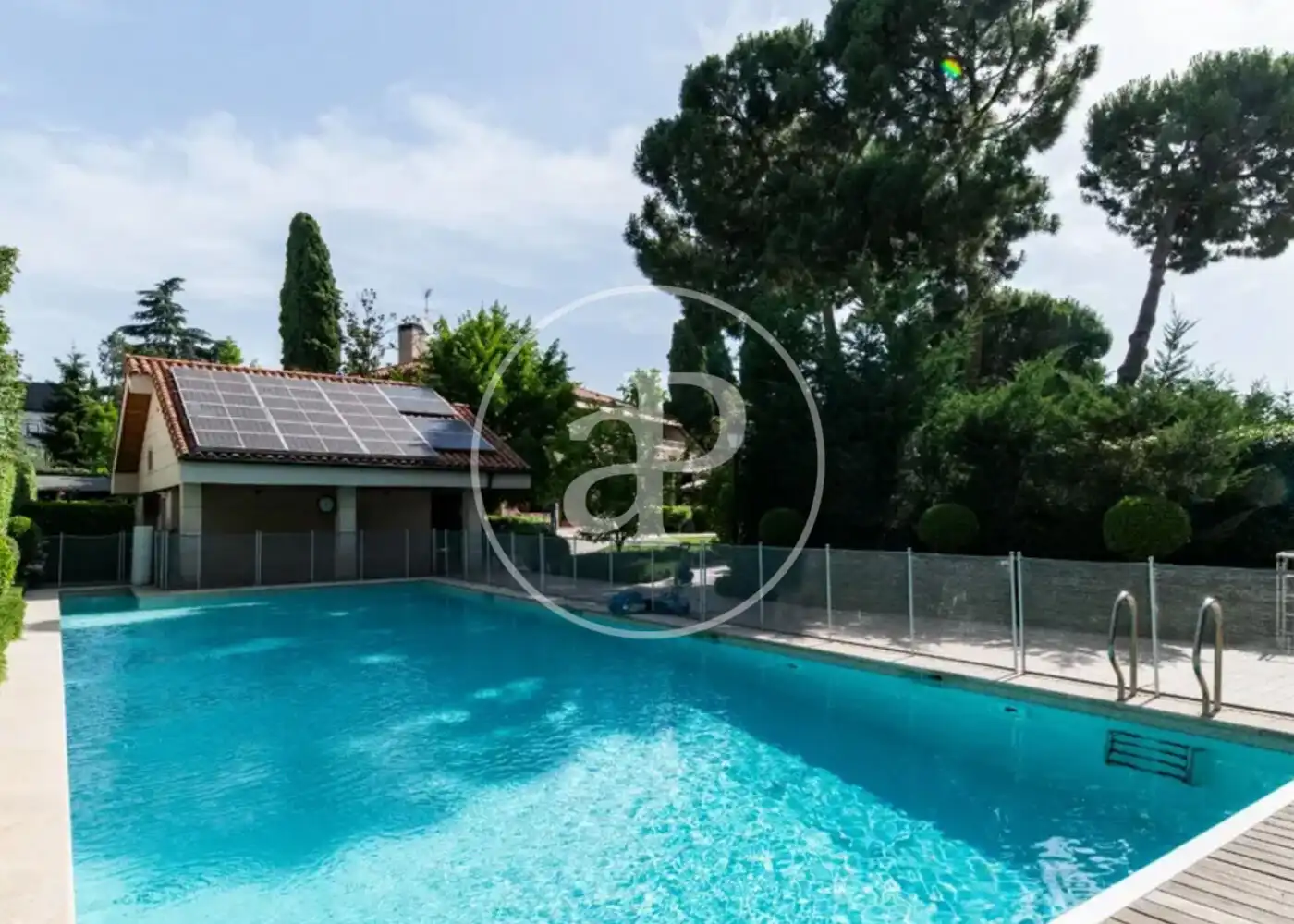 Piscina de Casa o xalet en venda en Madrid amb Aire condicionat, Calefacció i Jardí privat
