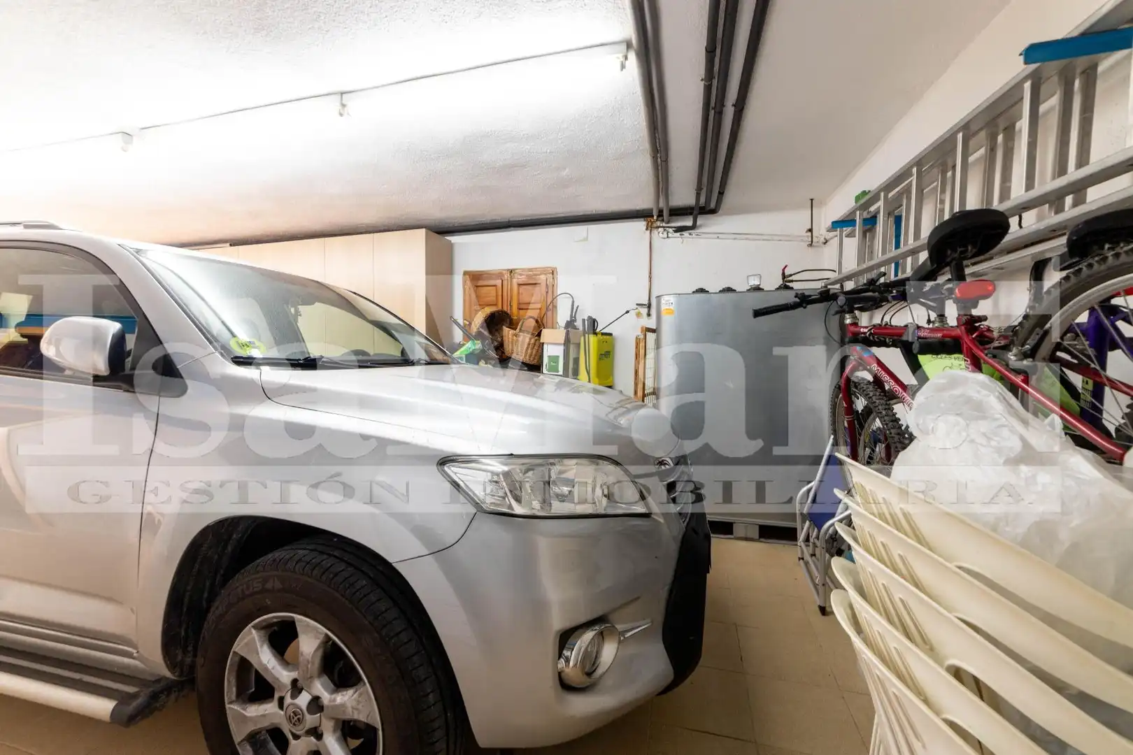 Aparcament de Casa o xalet en venda en Bellvei amb Jardí privat, Terrassa i Piscina