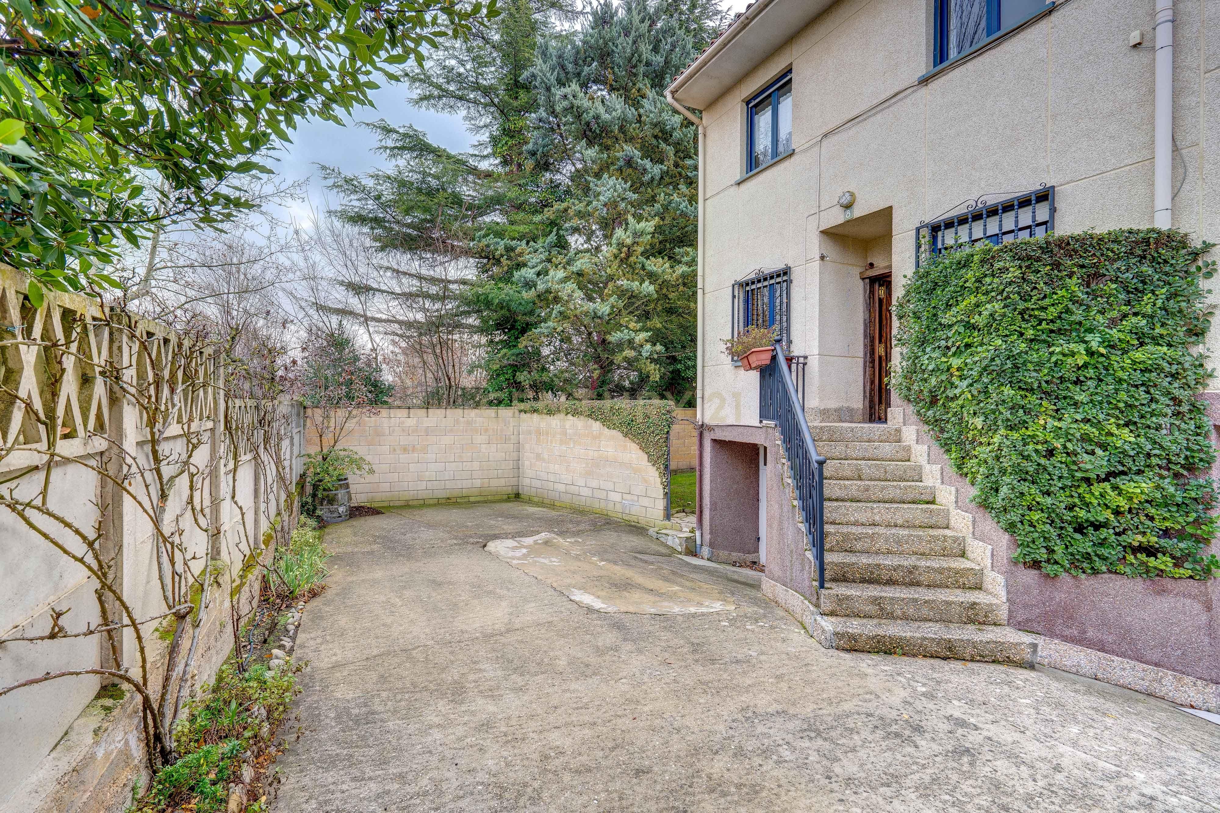 Exterior view of Single-family semi-detached for sale in Anguciana  with Private garden, Storage room and Swimming Pool