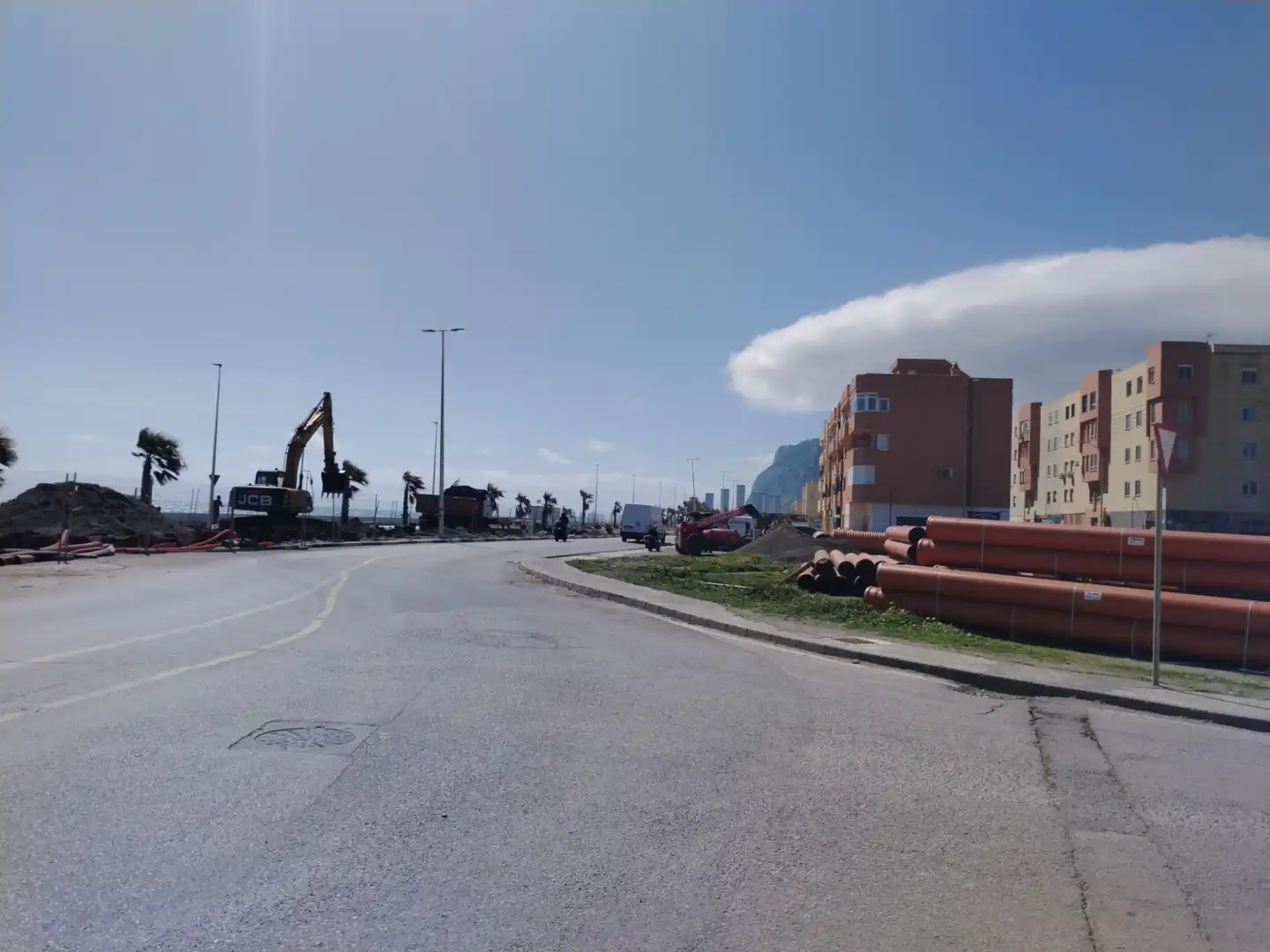 Vista exterior de Casa o xalet en venda en La Línea de la Concepción amb Jardí privat i Terrassa