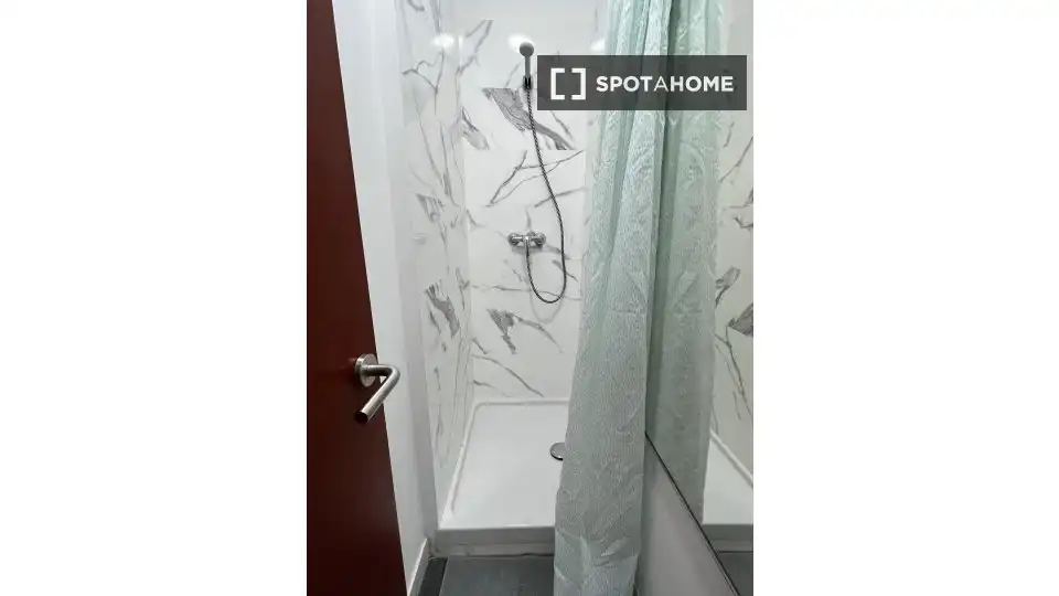 Bathroom of Flat for share in Barcelona  with Air Conditioner, Heating and Terrace