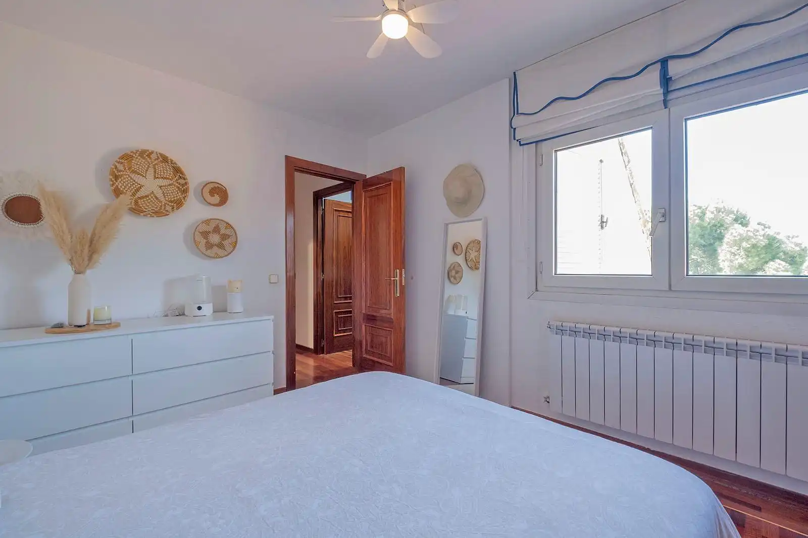 Dormitori de Casa adosada en venda en Las Rozas de Madrid amb Aire condicionat, Calefacció i Jardí privat