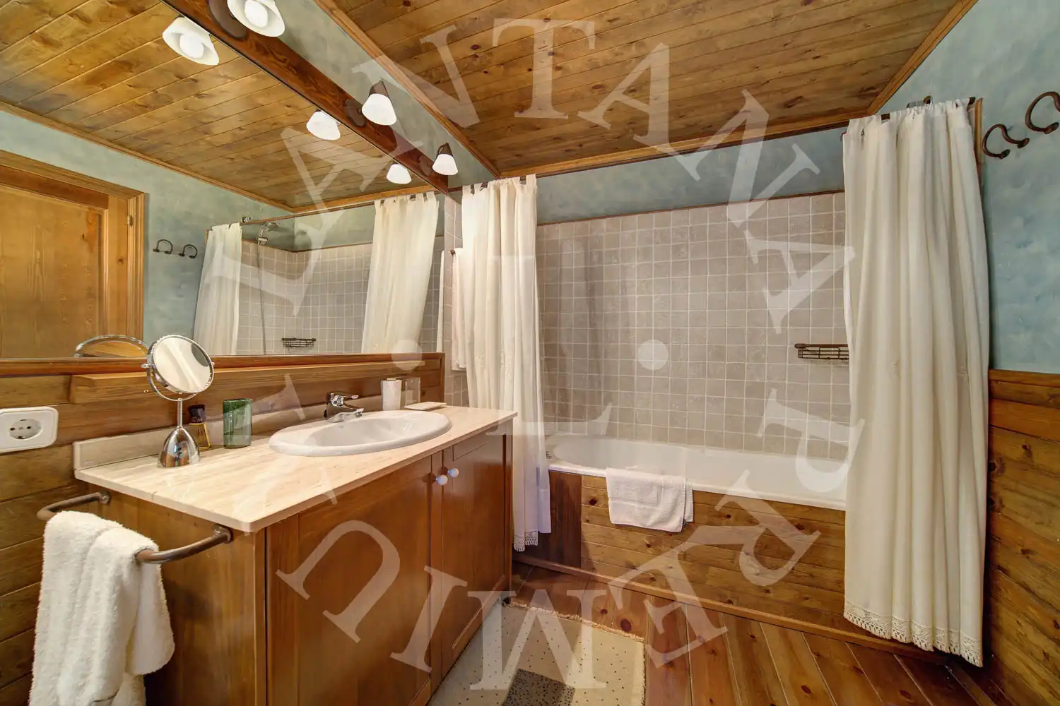 Baño de Casa adosada en venta en Naut Aran con Calefacción, Jardín privado y Parquet