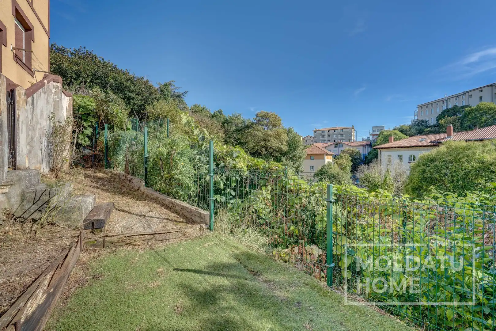 Vista exterior de Pis en venda en Donostia - San Sebastián  amb Calefacció i Jardí privat