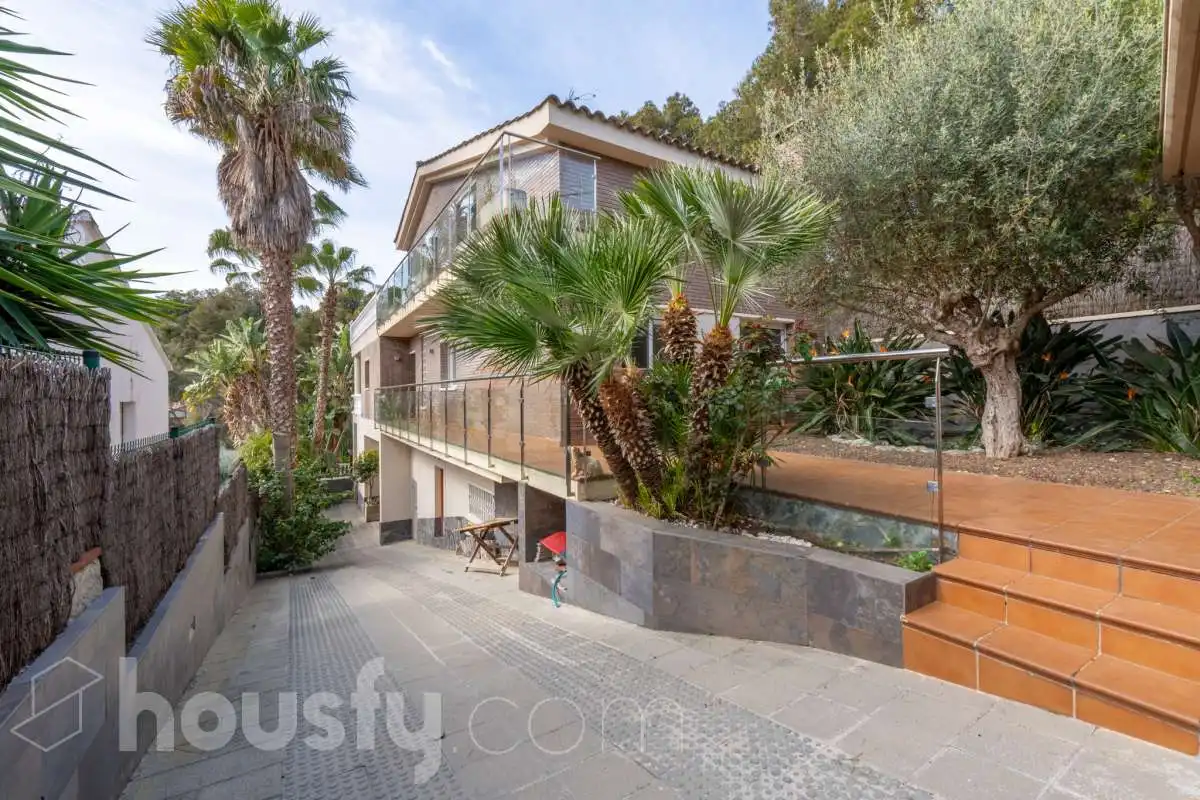 Vista exterior de Casa o xalet en venda en Cubelles amb Aire condicionat, Calefacció i Jardí privat