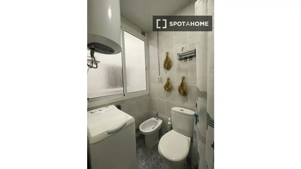 Baño de Piso de alquiler en L'Hospitalet de Llobregat con Aire acondicionado, Calefacción y Amueblado