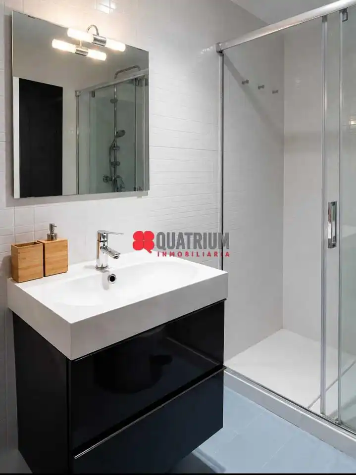 Bathroom of Flat for rent in Santiago de Compostela   with Heating and Furnished