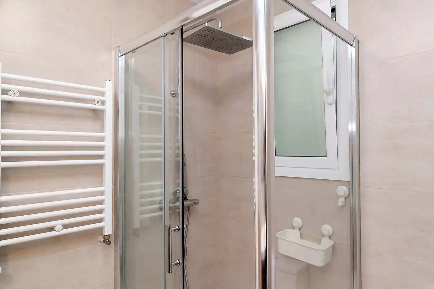 Badezimmer von Wohnung zum Verkauf in Barcelona mit Klimaanlage, Heizung und Terrasse