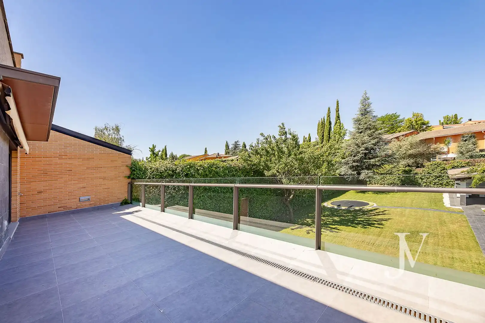 Terrasse von Einfamilien-Reihenhaus zur Miete in La Moraleja mit Klimaanlage, Heizung und Privatgarten