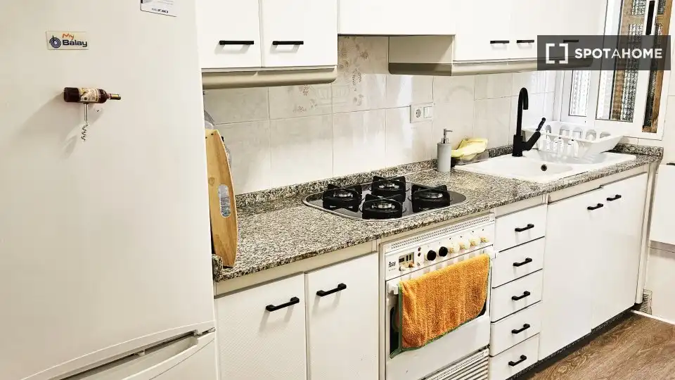 Cuina de Pis de lloguer en Valencia amb Aire condicionat, Calefacció i Moblat