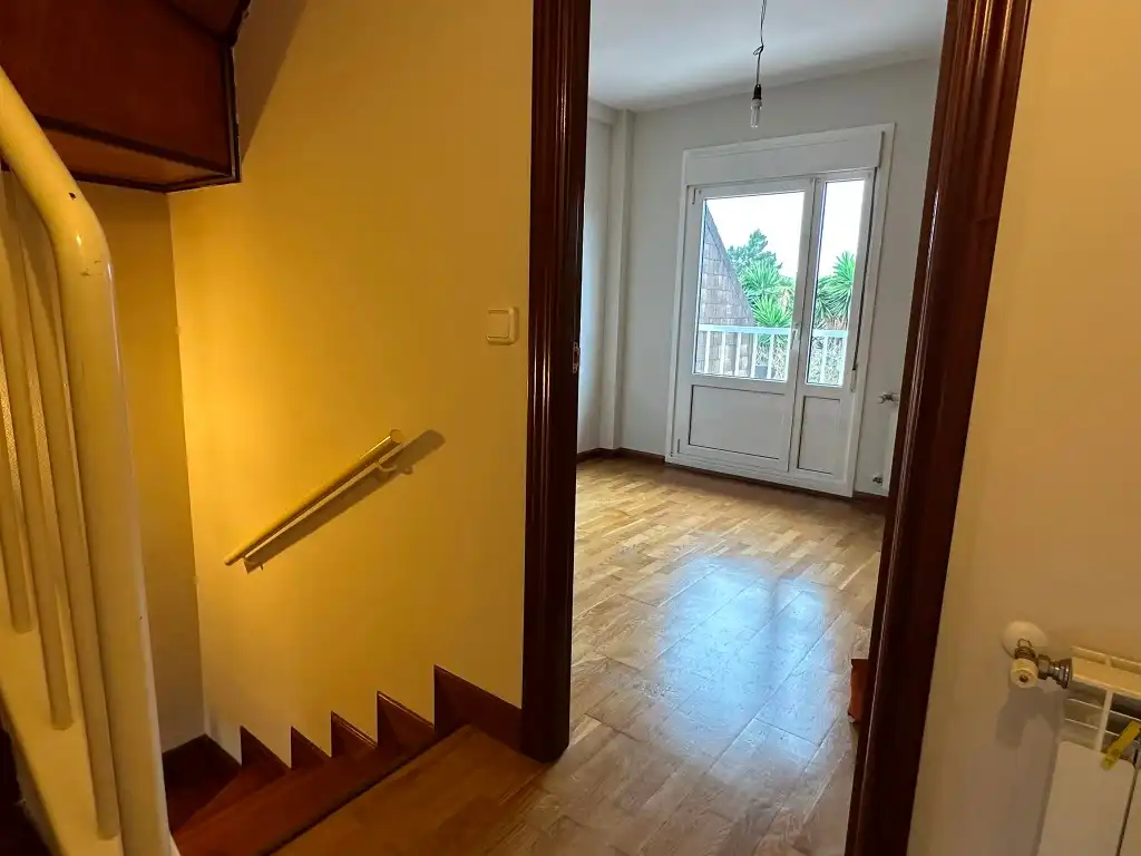 Casa adosada en venda en Gijón  amb Calefacció, Parquet i Terrassa