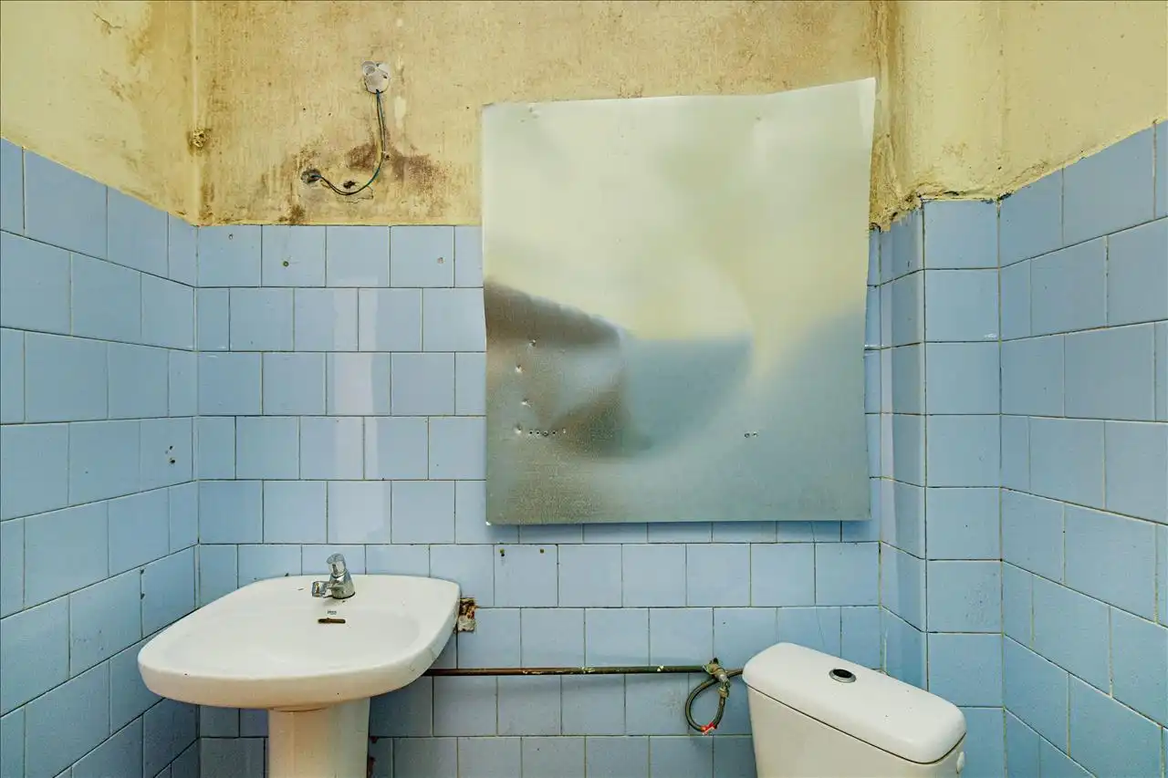 Badezimmer von Wohnung zum Verkauf in Salt mit Terrasse