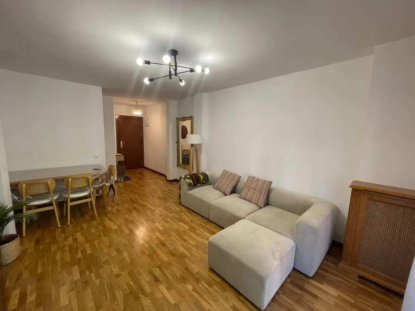 Sala d'estar de Casa o xalet per a compartir en Madrid amb Calefacció, Parquet i Moblat