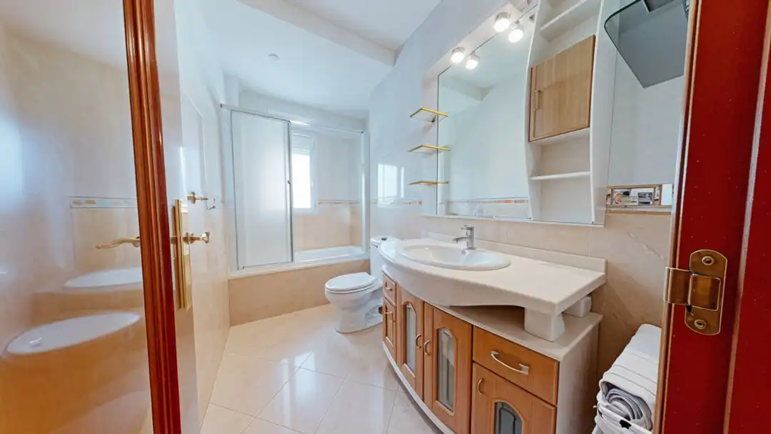 Badezimmer von Wohnung zur Miete in Madrid mit Klimaanlage, Heizung und Terrasse