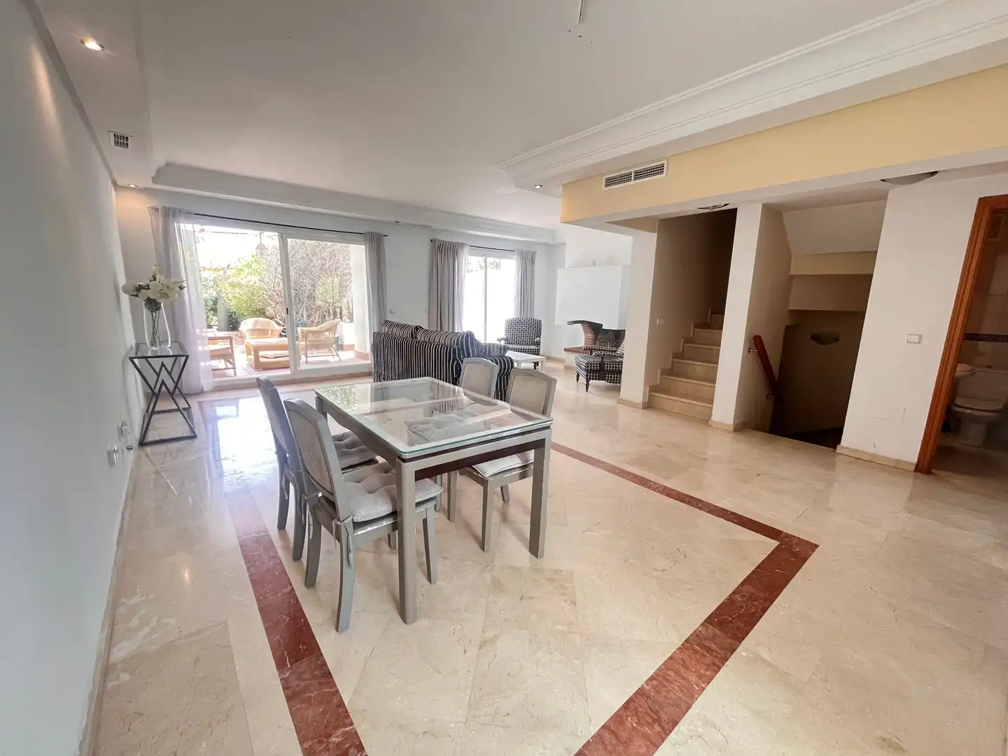 Menjador de Casa adosada en venda en Marbella amb Jardí privat, Terrassa i Moblat