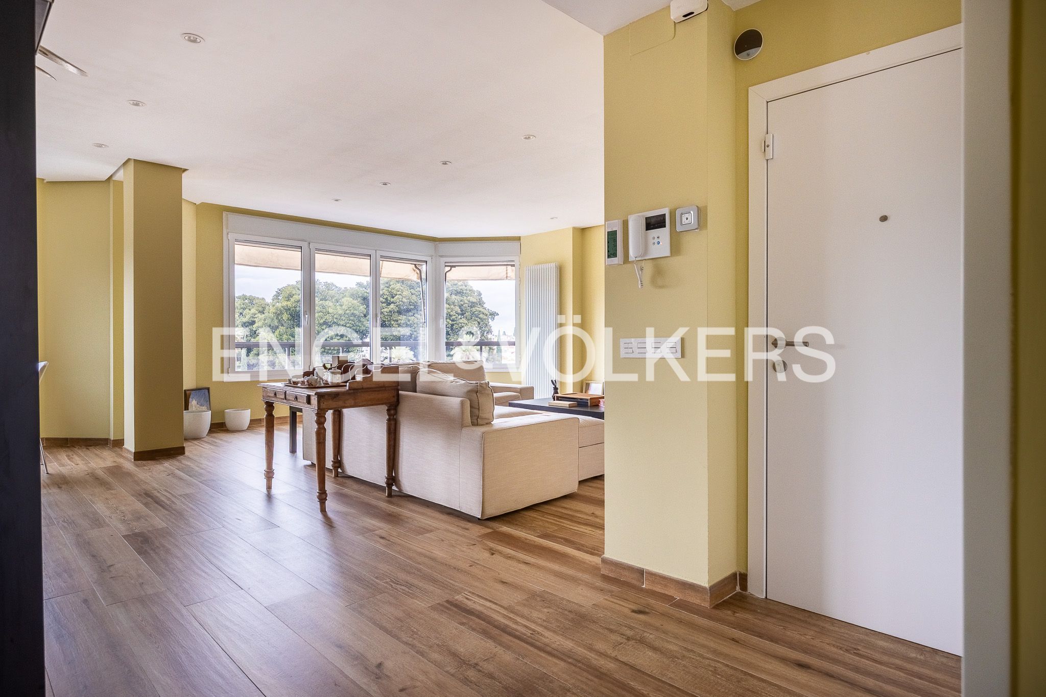 Living room of Apartment for sale in  Sevilla Capital  with Air Conditioner and Heating