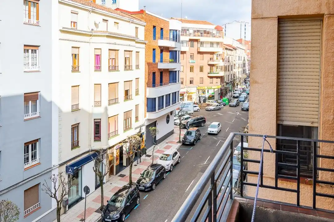 Vista exterior de Piso de alquiler en León Capital  con Calefacción, Terraza y Amueblado