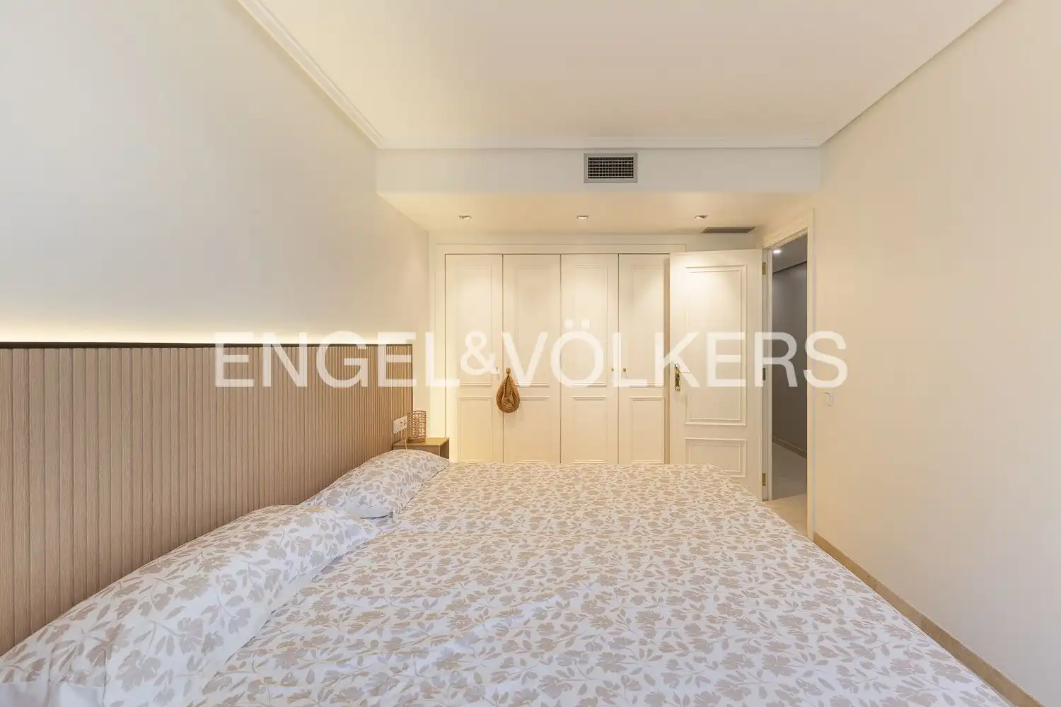 Bedroom of Flat for rent in Valencia  with Air Conditioner, Heating and Terrace