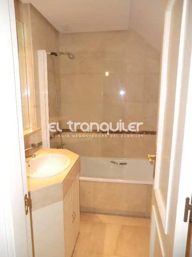 Habitación de Dúplex de alquiler en Majadahonda con Trastero, Piscina y Lavadora