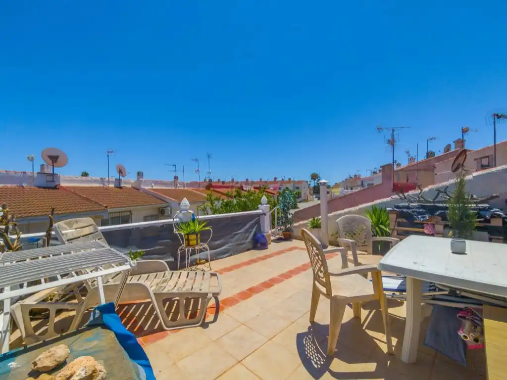 Terrasse von Haus oder Chalet zum Verkauf in Torrevieja mit Klimaanlage, Privatgarten und Möbliert