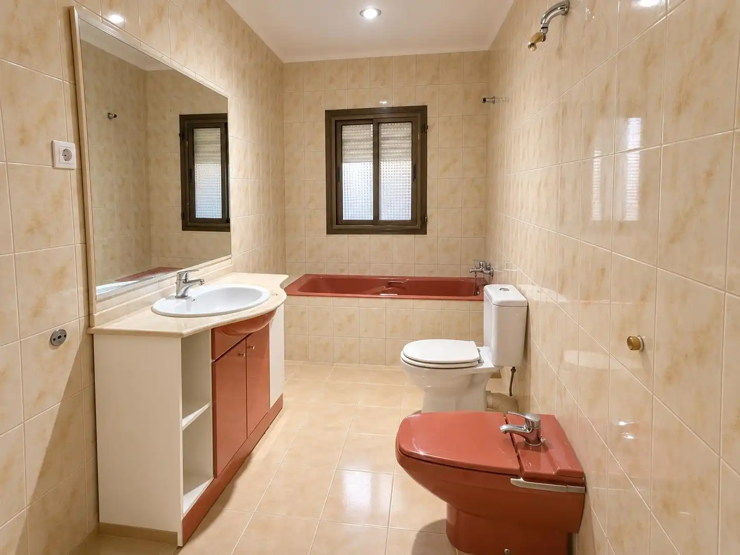 Bathroom of Flat for sale in L'Hospitalet de Llobregat  with Parquet flooring, Balcony and Alarm