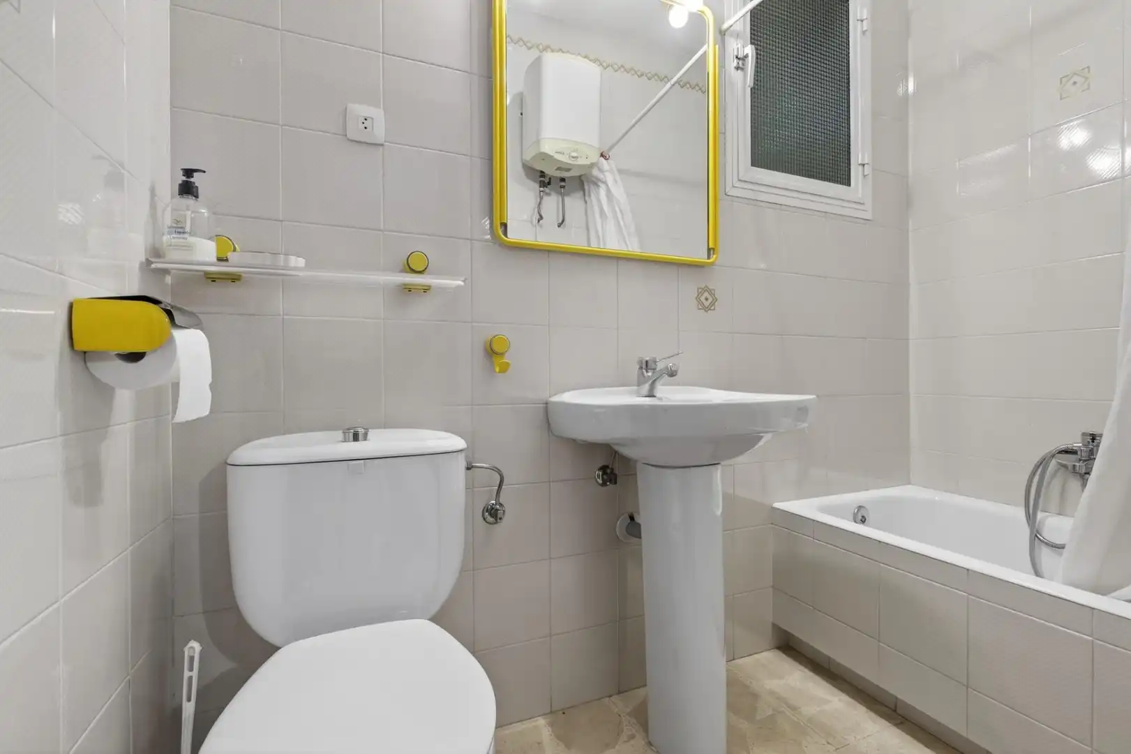 Bathroom of Houses for sale in Sevilla  with Air Conditioner, Terrace and Balcony