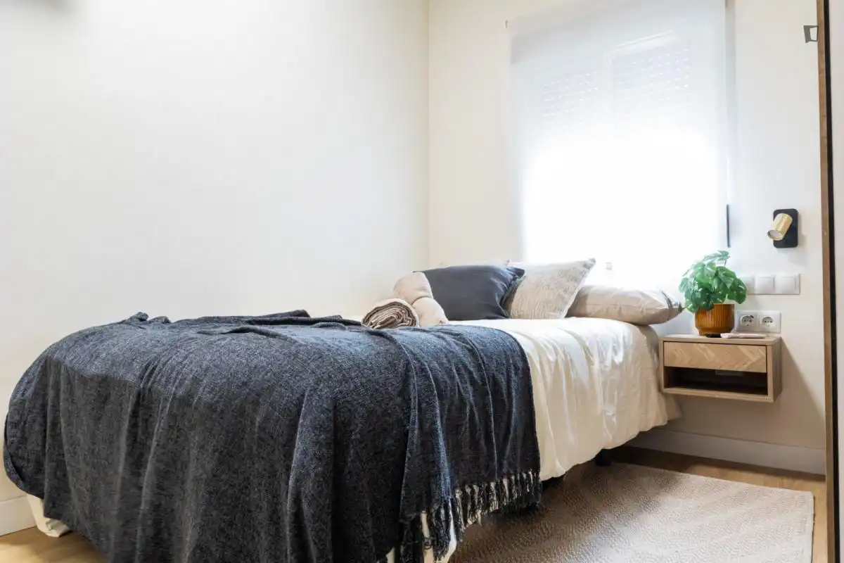 Dormitori de Apartament per a compartir en Madrid amb Calefacció, Moblat i Forn