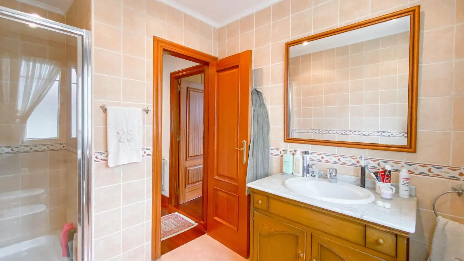 Badezimmer von Einfamilien-Reihenhaus zum Verkauf in Santa Cruz de Bezana mit Heizung, Parkett und Abstellraum