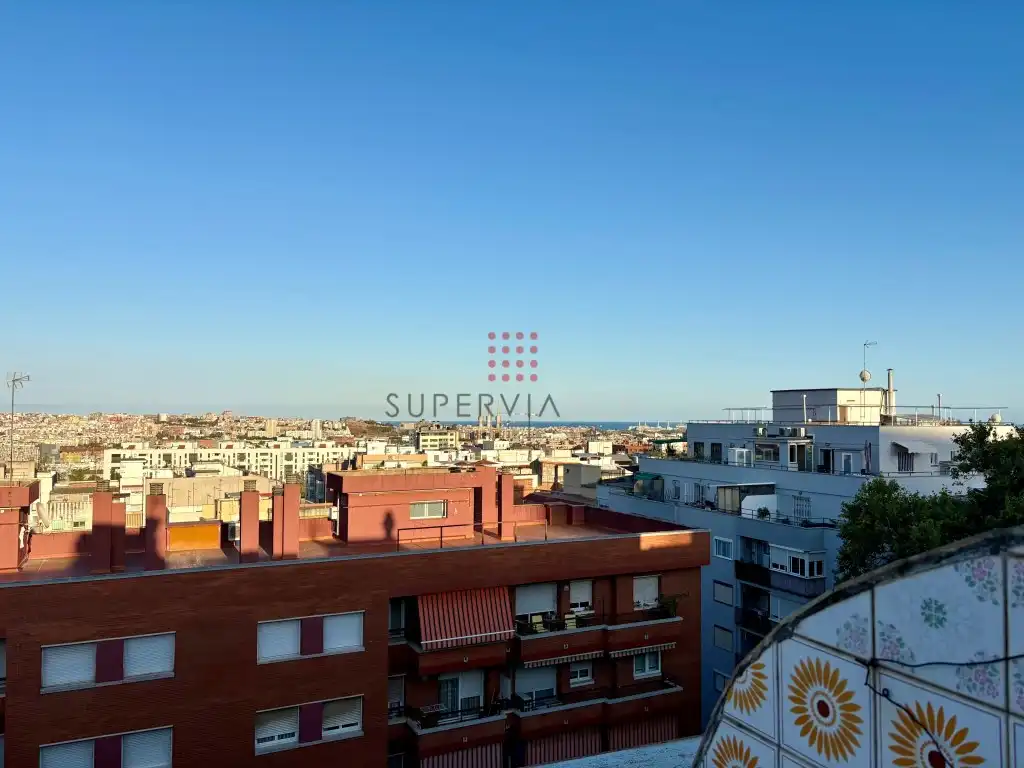 Vista exterior de Àtic en venda en Barcelona
