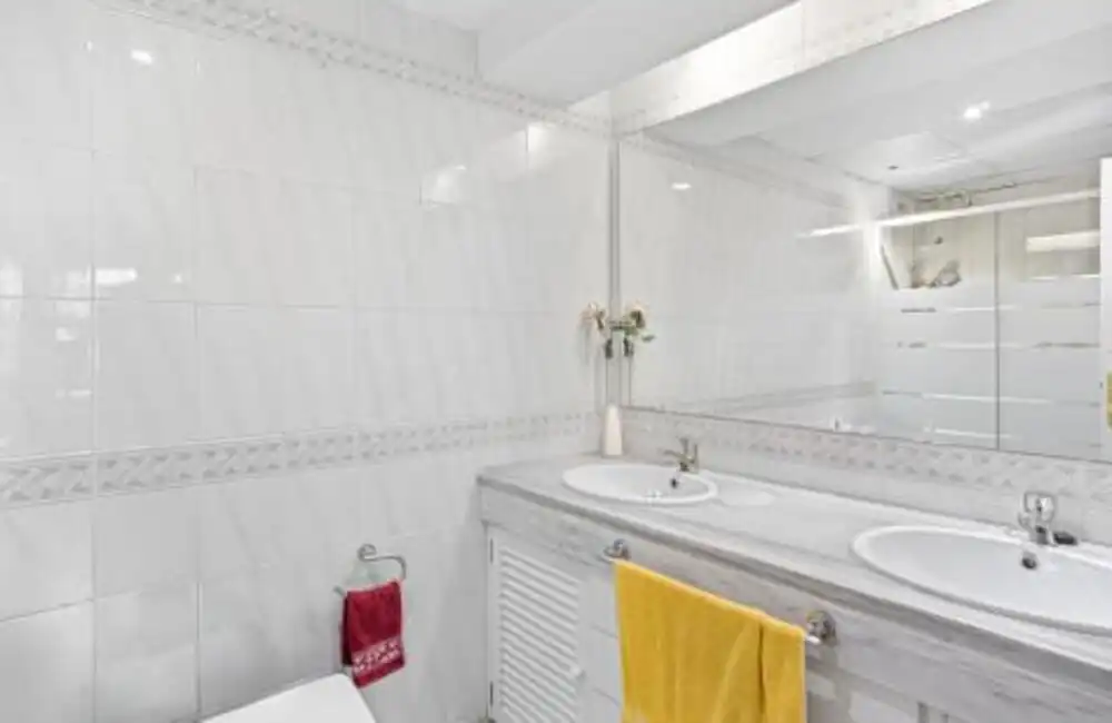 Baño de Apartamento en venta en Marbella con Aire acondicionado, Terraza y Piscina