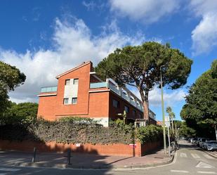 Vista exterior de Casa adosada de lloguer en Gavà amb Aire condicionat, Jardí privat i Moblat