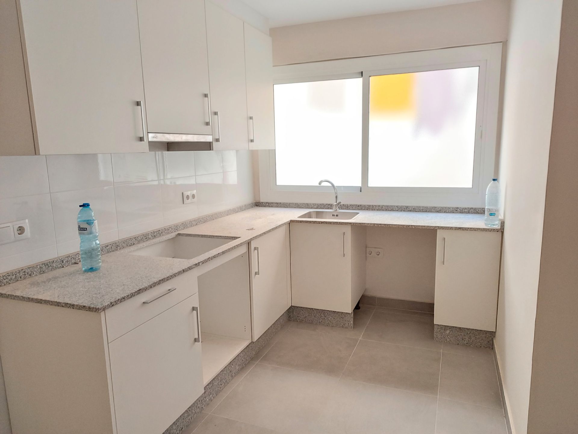 Cuina de Pis de lloguer en Vigo  amb Terrassa, Forn i Balcó