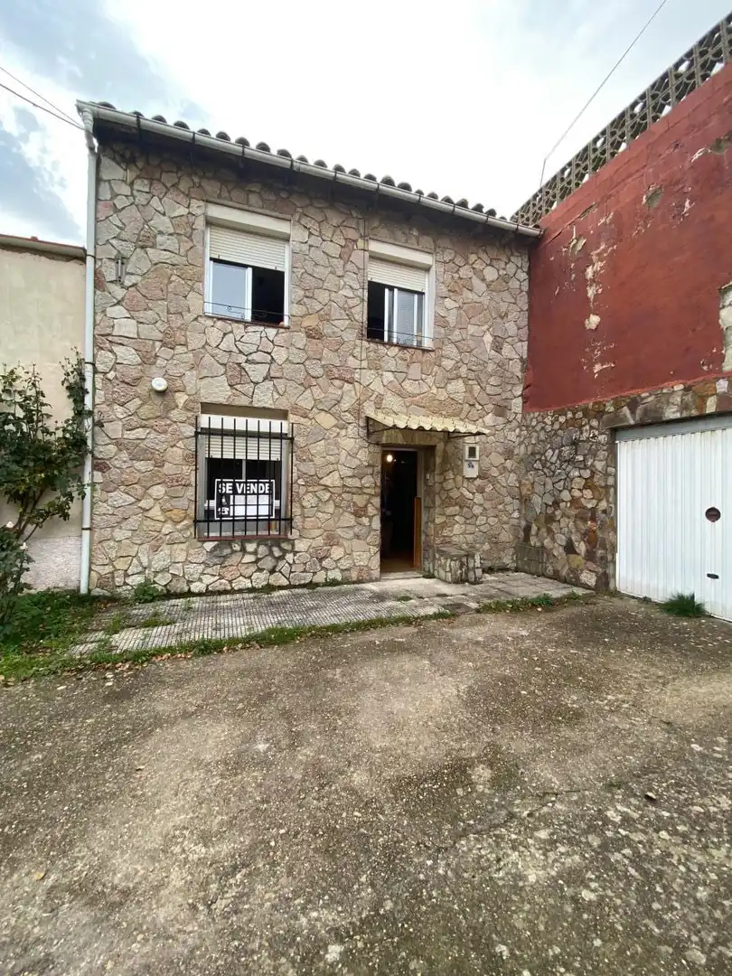 Vista exterior de Casa o chalet en venta en La Pola de Gordón  con Calefacción