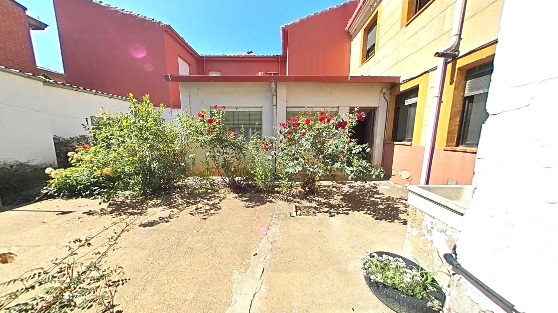 Vista exterior de Finca rústica en venda en Sahagún amb Calefacció
