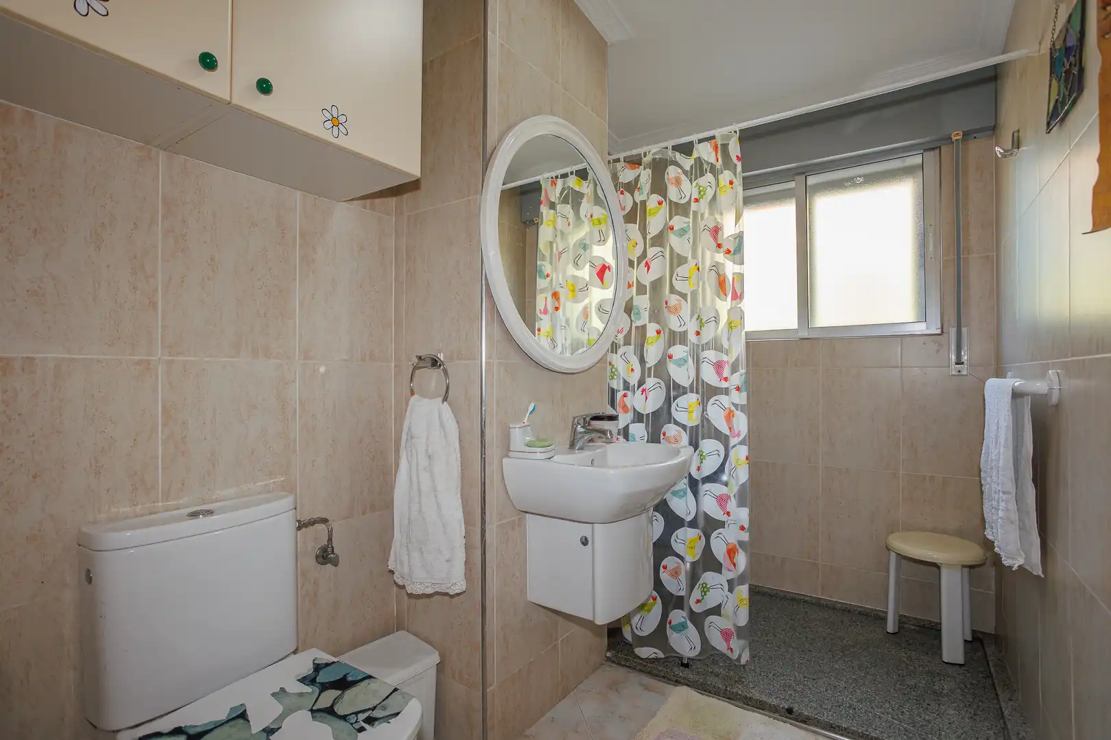 Badezimmer von Geschaftsraum zum Verkauf in Boqueixón mit Möbliert