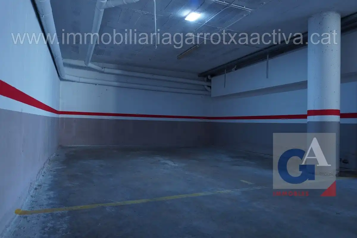 Aparcament de Dúplex en venda en Olot amb Calefacció, Terrassa i Balcó