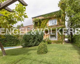 Vista exterior de Casa o xalet de lloguer en Las Rozas de Madrid amb Aire condicionat i Piscina