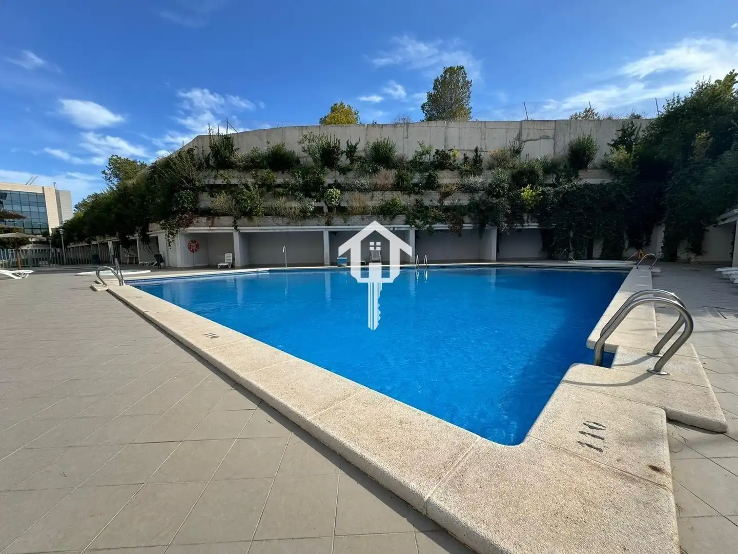 Piscina de Piso en venta en Alicante / Alacant con Amueblado, Balcón y Jacuzzi